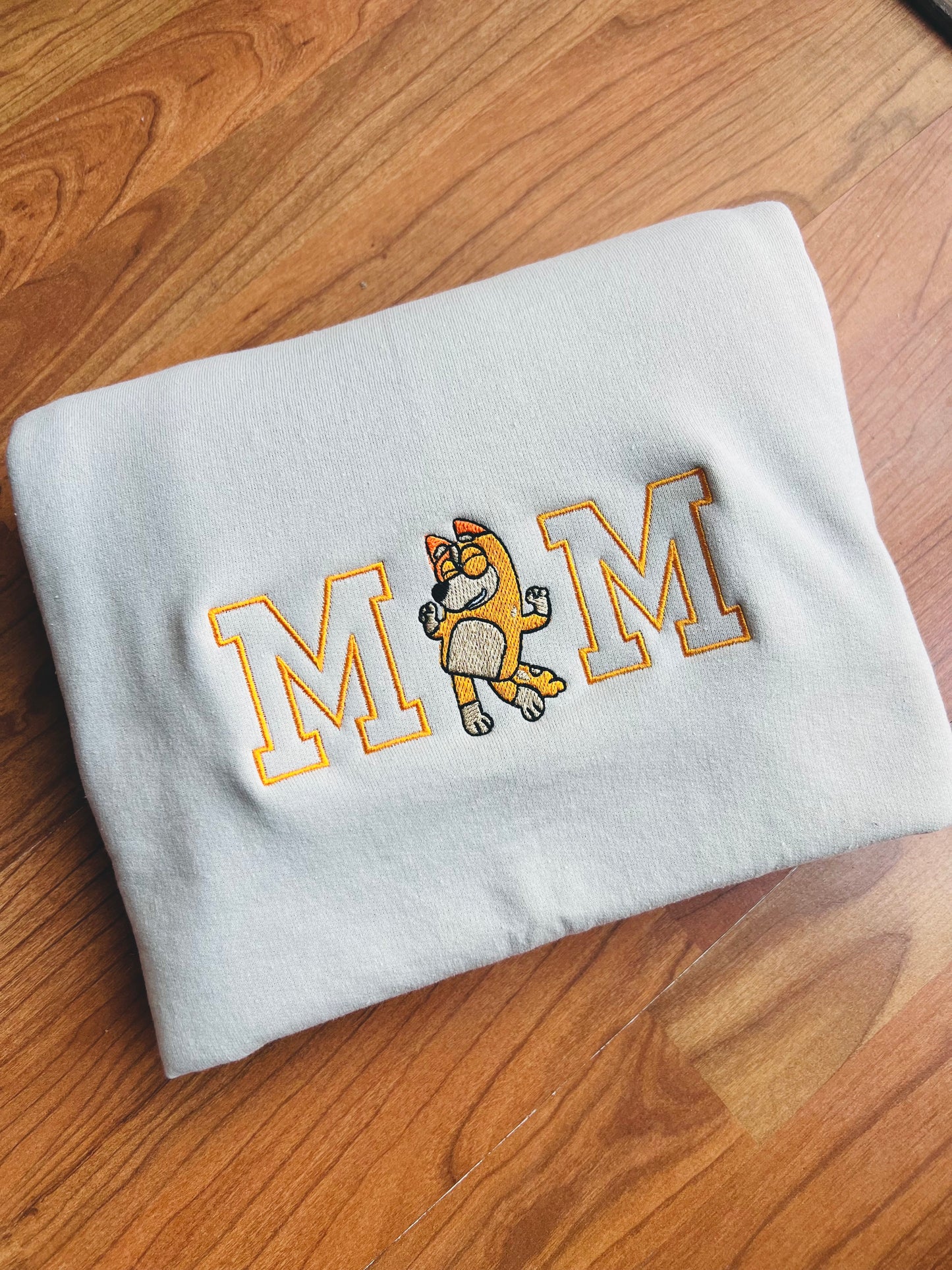 MOM embroidered sweatshirt chilli